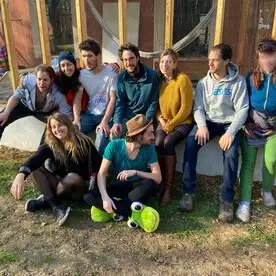 Les habitants devant la serre